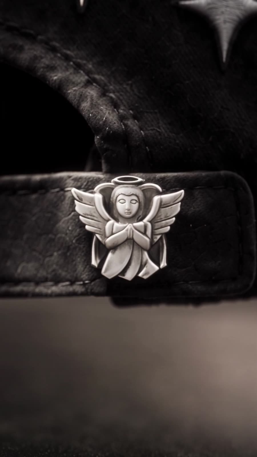 Pin metálico de ángel